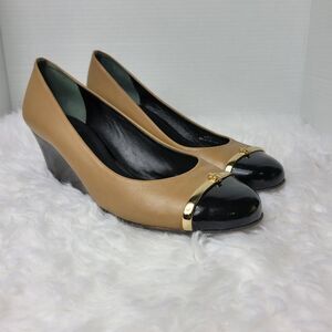 Tory Burch Pacey Cap Toe Wedge Pump Shoe Tan Beige Leather Gold Logo Accent